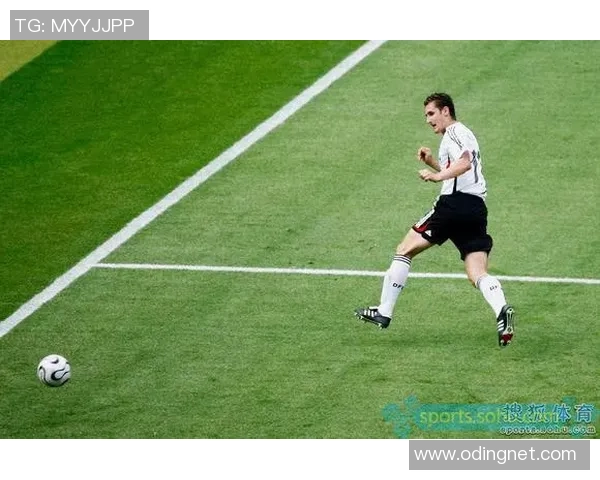 足球场上的传奇十一号球星：他们如何塑造了历史与荣耀